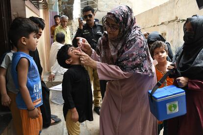 Un trabajador de salud pakistaní administra gotas contra la polio a un niño durante una campaña contra la enfermedad en Karachi, Pakistán, el 23 de mayo de 2022.
