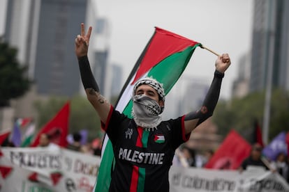 Un hombre haciendo un signo de paz durante una manifestación para protestar contra los ataques israelíes contra Gaza en Ciudad de México, el 5 de octubre de 2024. 