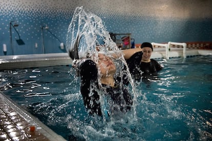 La piscina Amu está en Kabul. Y durante estos años ha sido una de las únicas dos a las que podían acudir mujeres. Esta imagen fue tomada en noviembre de 2019.