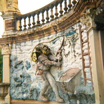 Son pocos los metros de muro que no sucumben al horror vacui: camellos, elefantes, llamas, dinosaurios y hasta un famoso buzo (en la imagen) cubren las paredes del jardín del Pasatiempo.