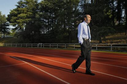 Alfredo Pérez Rubalcaba, vicepresidente primero del Gobierno y ministro del Interior, en una entrevista en una pista del INEF en la Ciudad Universitaria de Madrid, en junio de 2011.