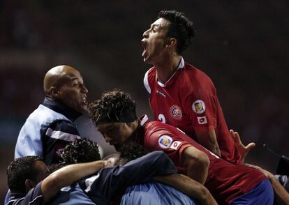 Los jugadores de Costa Rica celebran su segundo gol ante México.