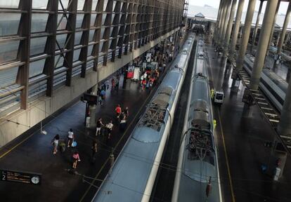 Dos trenes AVE en la estación de Atocha (Madrid)