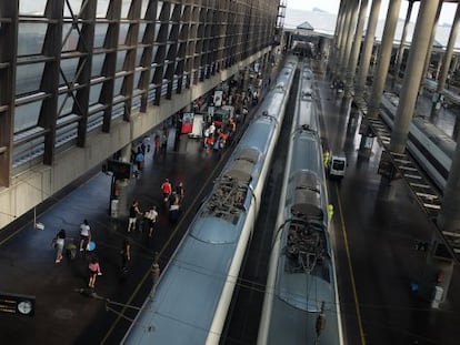 Dos trenes AVE en la estaci&oacute;n de Atocha (Madrid)