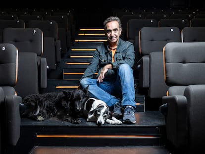 Miguel Ángel Pérez, uno de los socios de los Cines Embajadores, en una de las salas de su segundo cine en la calle Ercilla 53, en Madrid, con sus perras.