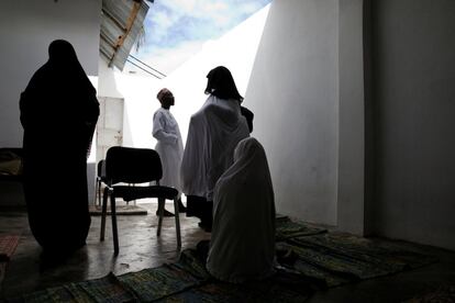 Varias mujeres recogen sus pertenencias después de un rezo coránico en la clínica de hierbas de Shifaa, Zanzíbar, Tanzania, el 17 de febrero de 2019. En clínica de hierbas de Shifaa se lee el Corán para desechar lo que creen que son espíritus, culpados de muchas enfermedades.