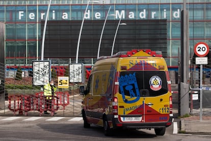 Una ambulancia entra en el recinto ferial Ifema, que ha empezado a recibir a pacientes afectados por el coronavirus en los pabellones habilitados para ello.