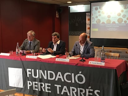 El ministro José Luis Escrivá (centro), durante la conferencia en la Fundación Pere Tarrés.