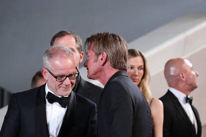 Thierry Fr&eacute;maux, director del festival de Cannes (izquierda) y Sean Penn, en mayo de 2016
