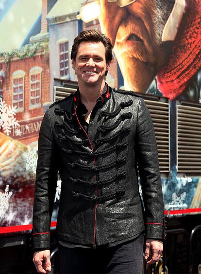 El actor Jim Carrey y el director Robert Zemeckis han inaugurado en Los Angeles un tren promocional, que presentará su película navideña 'A Christmas Carol' por 36 estados de EE UU durante los próximos cinco meses. Disney puso en marcha así la campaña de publicidad de Hollywood más extensa del año, en un día caluroso de primavera californiana, con el fin de crear expectativas en verano sobre una película llamada a triunfar en taquilla en invierno. La caravana ferroviaria de 'A Christmas Carol' irá acompañada de nieve artificial, coros que cantarán villancicos y decoración anticipada a la Navidad.