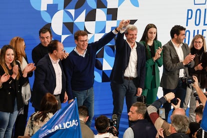 El presidente del PP, Alberto N?ez Feijo, coge de la mano y levanta el brazo del candidato a la Xunta, Alfonso Rueda, durante el acto electoral que los populares han celebrado este viernes en Laln (Pontevedra).