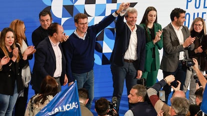 El presidente del PP, Alberto Núñez Feijóo, coge de la mano y levanta el brazo del candidato a la Xunta, Alfonso Rueda, durante el acto electoral que los populares han celebrado este viernes en Lalín (Pontevedra).