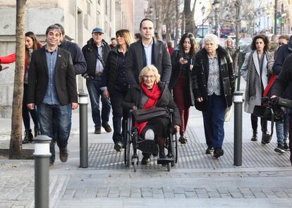 La alcaldesa, Manuela Carmena, recorre este jueves la renovada calle Atocha junto a los concejales José Manuel Calvo y Jorge García Castaño. 
