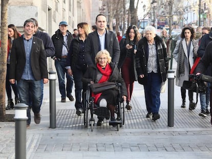 La alcaldesa, Manuela Carmena, recorre este jueves la renovada calle Atocha junto a los concejales José Manuel Calvo y Jorge García Castaño. 