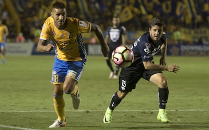 Sosa y Vera persiguen el balón