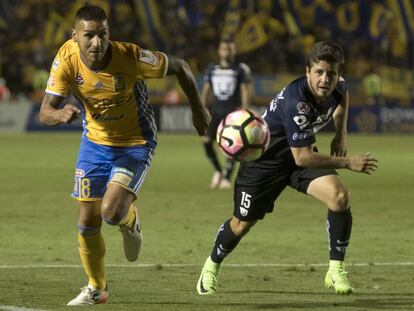 Sosa y Vera persiguen el balón