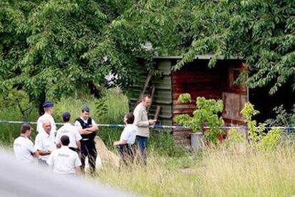 Policías y forenses trabajan en el lugar donde se ha encontrado el cadáver de la niña de siete años Stacy Lemmens en Lieja, Bélgica.