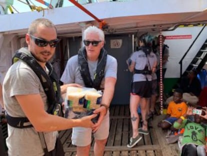 El actor Richard Gere lleva víveres al buque que aguarda puerto hace ocho días con 212 personas a bordo