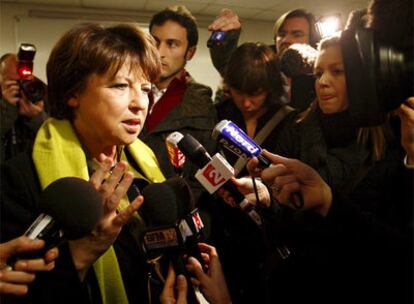 Martine Aubry habla con los periodistas después de votar este viernes en una oficina local del Partido Socialista en Lille, al norte de Francia.