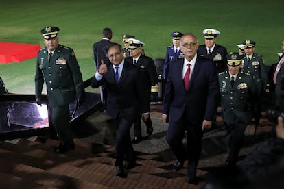 El presidente Gustavo Petro junto al comandante general de las Fuerzas Armadas, Helder Giraldo Bonilla (izquierda), y el ministro de Defensa, Iván Velásquez (derecha), el pasado 20 de agosto.