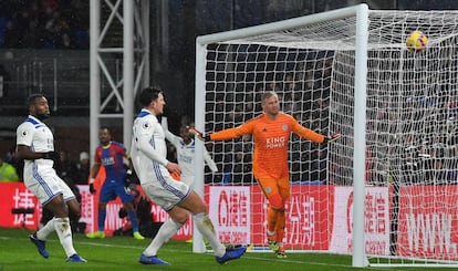 El balón entra en la red del Leicester City tras un córner del Crystal Palace, en un partido de la Premier League inglesa celebrado el 15 de diciembre.