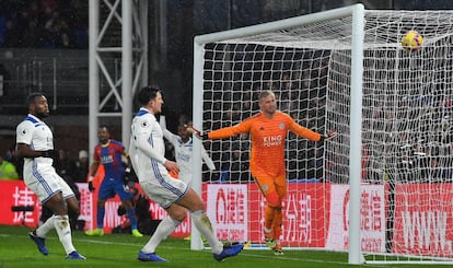 El balón entra en la red del Leicester City tras un córner del Crystal Palace, en un partido de la Premier League inglesa celebrado el 15 de diciembre. 