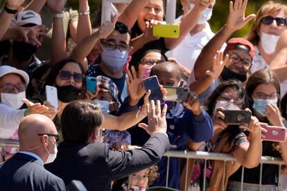 O presidente Jair Bolsonaro acena para apoiadores em Brasília, nesta quarta-feira.