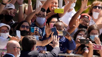 O presidente Jair Bolsonaro acena para apoiadores em Brasília, nesta quarta-feira.