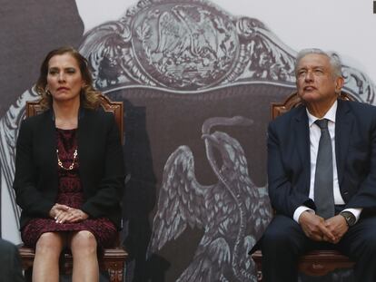 López Obrador y su esposa Beatriz Gutiérrez, este martes en la ceremonia por el 109 aniversario de Madero.
