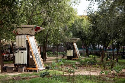 El proyecto realizado por Lucas Muñoz en colaboración con Wozere Studio se ha basado en la adecuación formal del solar; ordenándolo, limpiándolo y dotándolo de las infraestructuras necesarias para la recogida de agua. ©Wozere Studio