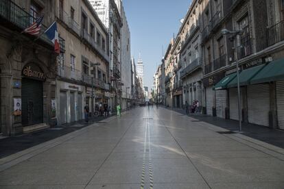 La tradicional calle Madero, del centro de la ciudad, lució completamente vacía esta mañana.