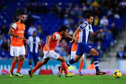 Stuani intenta mantener el balón ante Sergio Sánchez.