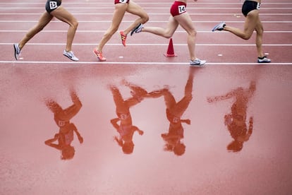 Cuatro corredoras se reflejan en un charco, durante la calificación de los 3.000 metros obstáculos femeninos en el Campeonato Europeo de Atletismo que se celebra en Ámsterdam, Holanda.