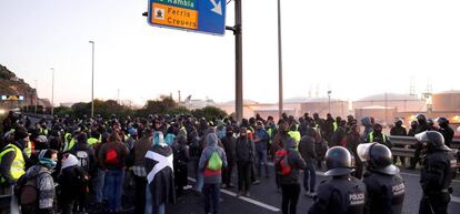 Grupos independentistas cortan la ronda litoral en los alrededores del Puerto de Barcelona. 