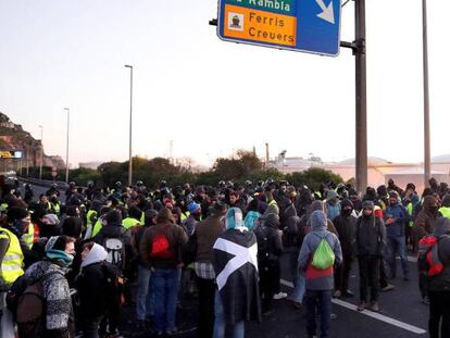 Grupos independentistas cortan la ronda litoral en los alrededores del Puerto de Barcelona. 