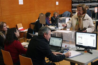 Una ciudadana vota en Lleida, donde por segunda vez se ensaya el control electrónico del censo.