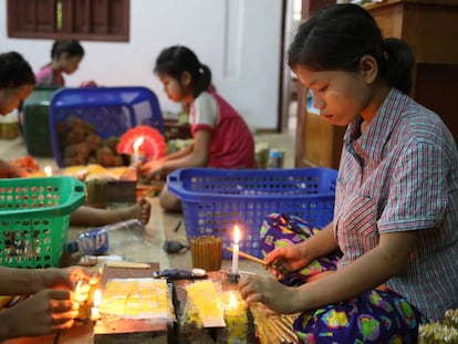 Niños elaborando cigarros en Myanmar.