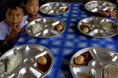 Niños tailandeses que han quedado huérfanos tras el maremoto comen arroz y huevos en un albergue en Phuket, una de las zonas más devastadas.