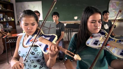 Dos violinistas de la Orquesta de instrumentos reciclados de Cateura.