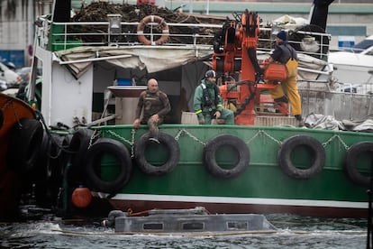 El narcosubmarino hallado hundido el pasado fin de semana en una zona de la península pontevedresa del Morrazo ha sido remolcado hasta el puerto de Aldán, en la localidad de Cangas (Pontevedra).