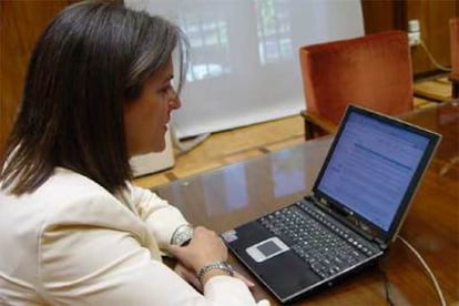 La ministra de Vivienda, María Antonia Trujillo, durante la entrevista digital que ha mantenido con los lectores de ELPAIS.es