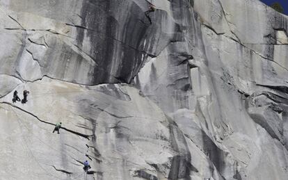 Kevin Jorgeson (de verde) e Tommy Caldwell (azul) na subida do 'El Capitán'.