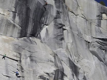 Kevin Jorgeson (de verde) e Tommy Caldwell (azul) na subida do 'El Capitán'.