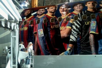 El avión que el Barça ha personalizado con la imagen de sus futbolistas, en el aeropuerto de Atatürk.