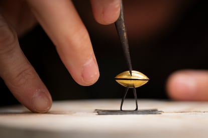 Una de las semillas de oro que Assumpta Bou convertirá en pendiente o colgante para su colección Aura Seeds.