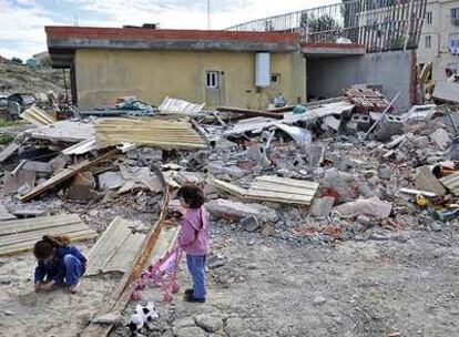 Dos niñas juegan ante las casas demolidas en la Cañada Real Galiana.
