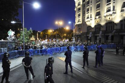 Tras la marcha por Cibeles, cientos de manifestantes se congregaron en las inmediaciones del Congreso de los Diputados, donde la policía bloqueó la calle.