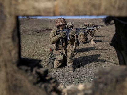 Soldados ucranios entrenan en la región de Donetsk, en Donbás, este lunes.