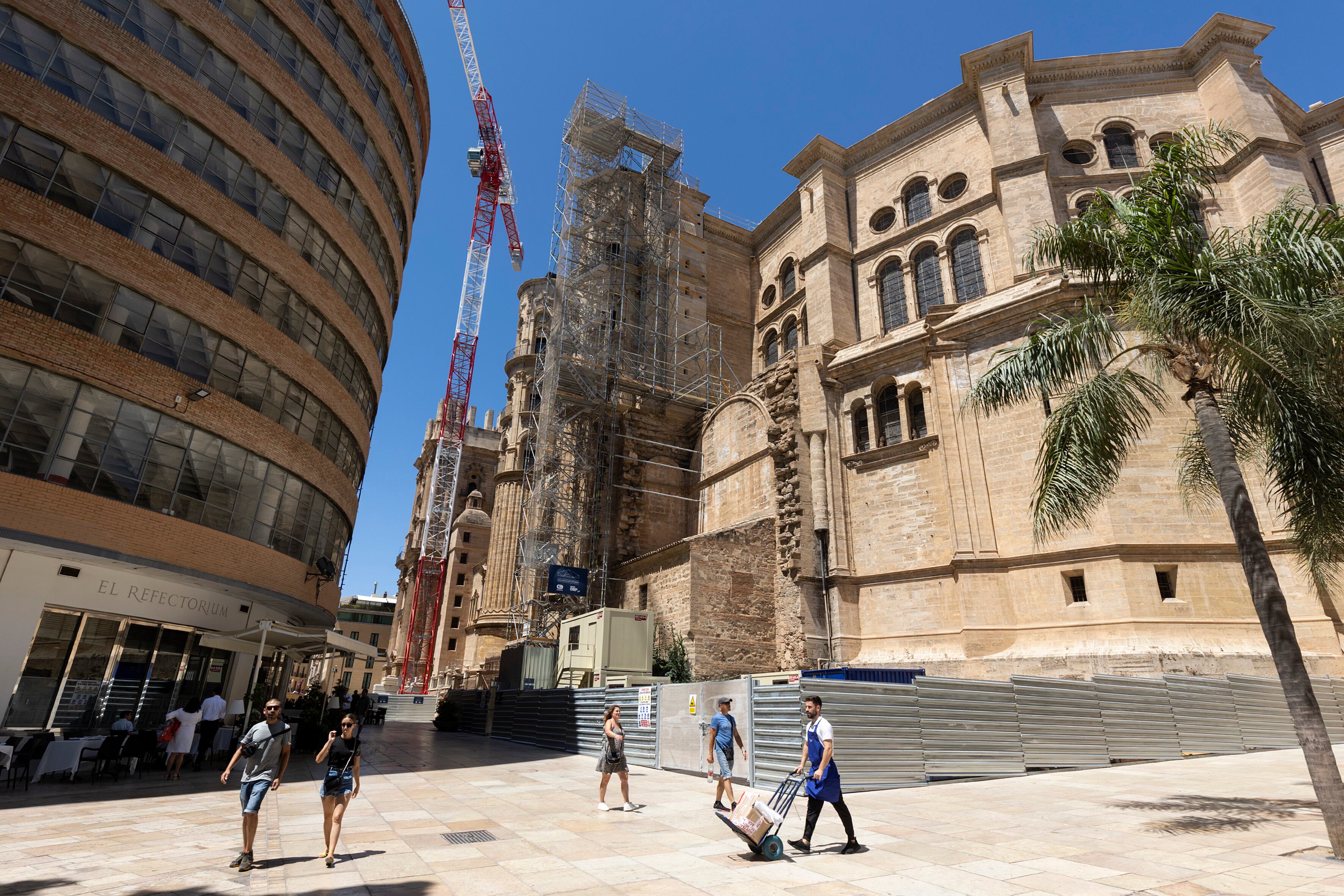 Vista exterior de la grúa y los andamios para reformar la cubierta de la catedral de Málaga.