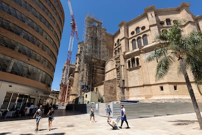 Exterior view of the crane and scaffolding to renovate the roof of the Malaga Cathedral.